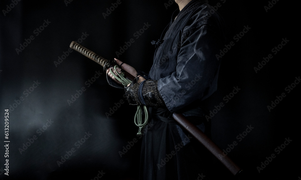 籠手を着けて日本刀を構える人物(Samurai with his katana and gauntlet) 籠手を着けて日本刀を構える人物(Samurai with his katana and gauntlet)