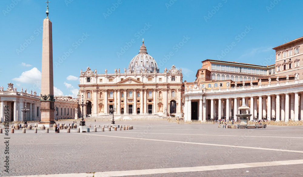 Praça de São Pedro na cidade do Vaticano. Basílica de São Pedro.