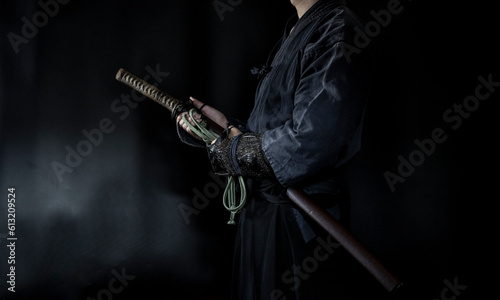 籠手を着けて日本刀を構える人物（Samurai with his katana and gauntlet）