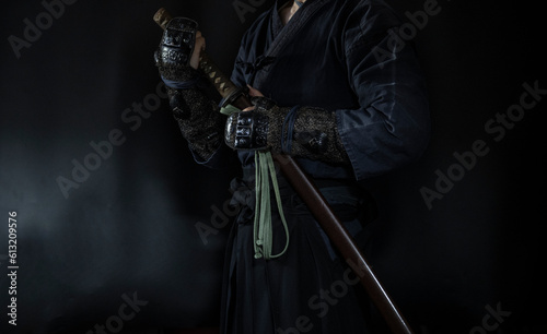 籠手を着けて日本刀を構える人物（Samurai with his katana and gauntlet）