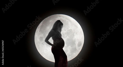 Cuadro en lienzo silueta de mujer embarazada en la luna