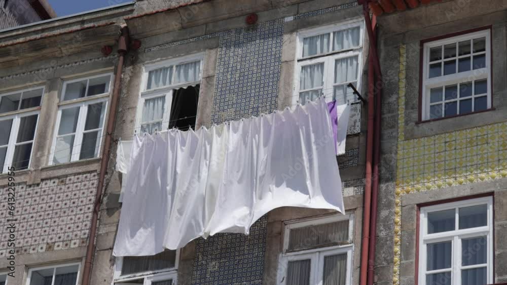 draps sur une corde à linge à l'extérieur d'un appartement au Portugal