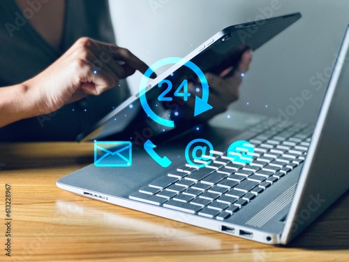 Foto 24-7 support service virtual icon for non-stop service concept and 24-7 customer care consultation