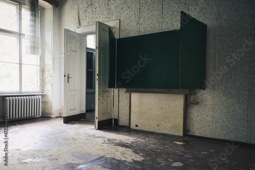 Schule - Tafel - Vintage - Nostalgisch - Verlassener Ort - Urbex / Urbexing - Lostplace - Artwork - Creepy - Lost Place Old House - Abandoned - Beatiful Decay - Lonely - Homeless