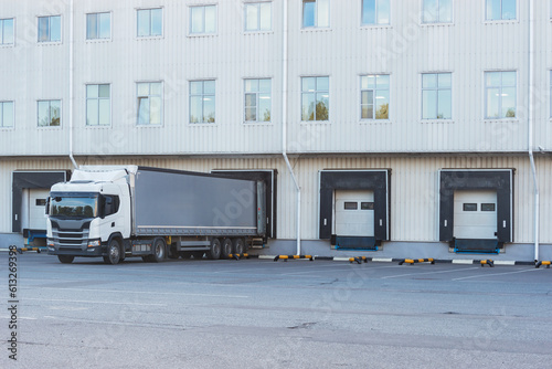 Foto Freight truck stands by the storage.