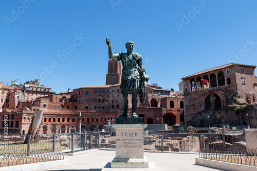 Forum de Trajano e estátua de Trajano no Fori Imperiali de Roma photo
