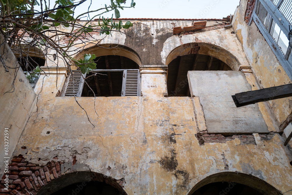 bâtiment en ruine dans la vieille ville coloniale sur l'île de Saint Louis du Sénégal en Afrique de l'Ouest