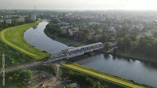 nowy most kolejowy w Opolu na rzece Odrze