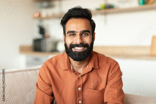 Foto Portrait Of Handsome Cheerful Indian Man Posing At Home