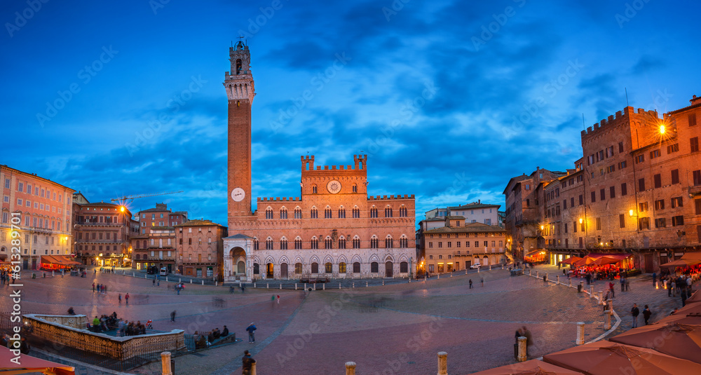 Fototapeta premium Piazza del Campo in Siena at night, Italy