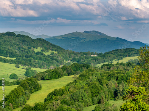 Fototapeta Naklejka Na Ścianę i Meble -  Bieszczady, widok na Tarnicę z podejścia na Połominę Wetl…