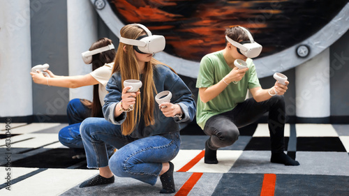 Obraz na płótnie A group of teenagers playing using VR equipment w salonie