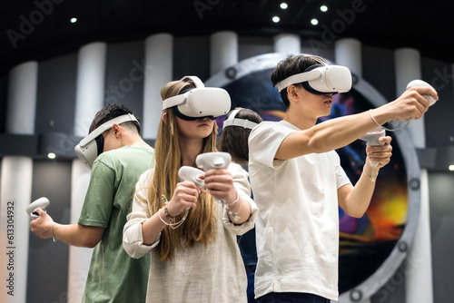 Obraz na płótnie A team of friends playing VR w salonie