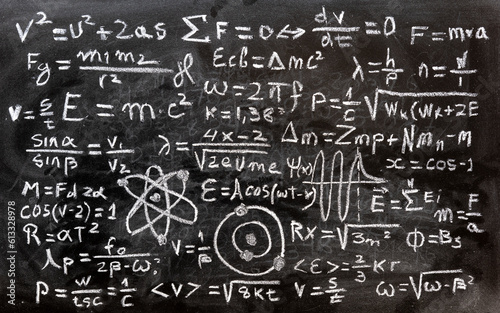 Obraz na płótnie Operaciones y formulas de física cuántica escritas con una tiza en la pizarra