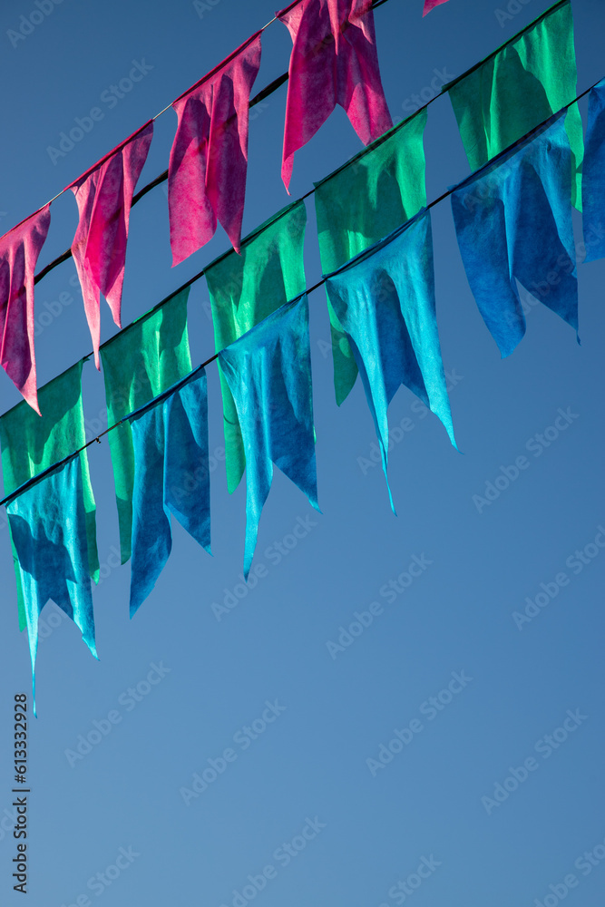 bandeiras coloridas de festa junina (festa julina ou festa de são joão) com céu azul bandeiras coloridas de festa junina (festa julina ou festa de são joão) com céu azul