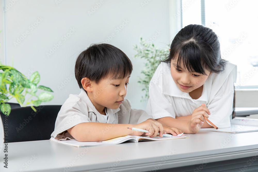 弟に勉強を教えるお姉ちゃん Older sister teaching her brother to study 弟に勉強を教えるお姉ちゃん Older sister teaching her brother to study