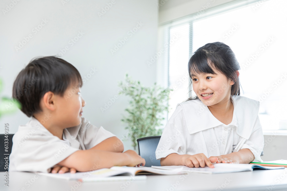 弟に勉強を教えるお姉ちゃん Older sister teaching her brother to study 弟に勉強を教えるお姉ちゃん Older sister teaching her brother to study