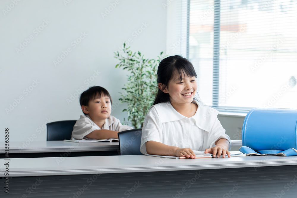 笑顔で勉強する子ども children studying 笑顔で勉強する子ども children studying