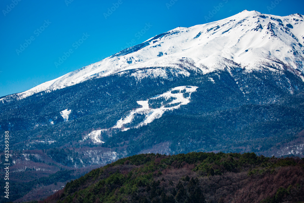早春の開田高原　残雪の御嶽山