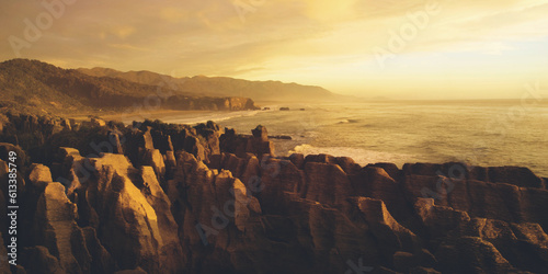 Fotografia Panaroma of pancake rocks in the scenic view of mountains, beach and sunset