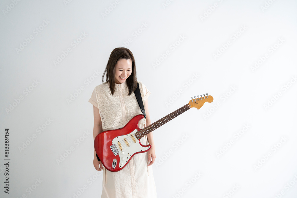 ギターを持った女性 ギターを持った女性