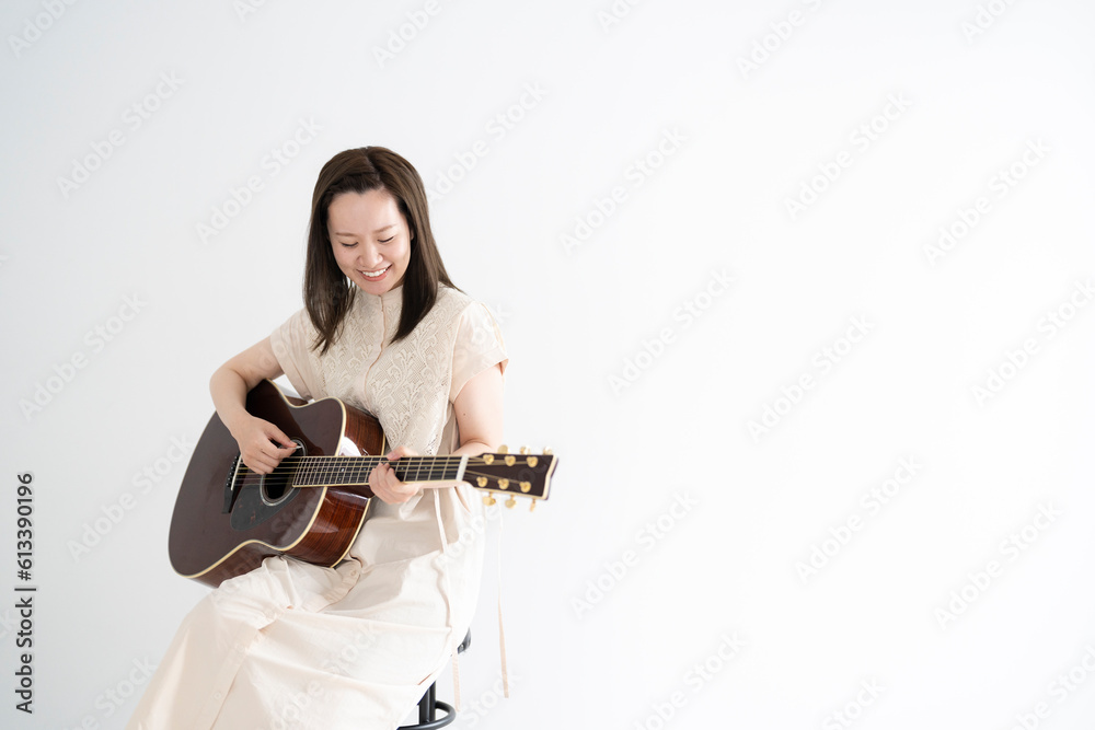 ギターを持った女性