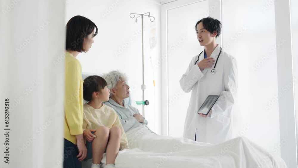 高齢の入院患者と家族に説明する医師 高齢の入院患者と家族に説明する医師