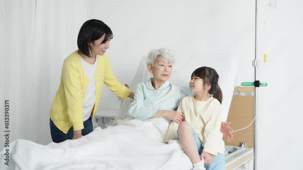 高齢の入院患者を見舞う家族 高齢の入院患者を見舞う家族