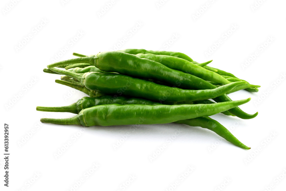 白背景の青唐辛子 コピースペースあり Green chili peppers (chile verde) on white background with copy space 白背景の青唐辛子 コピースペースあり Green chili peppers (chile verde) on white background with copy space