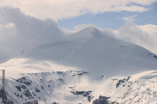 Nationalpark Hohe Tauern; Johannisberg (3453m) und Oberster Pasterzenboden zwischen den Wolken (Blick von der Kaiser-Franz-Josef-Höhe im Mai 2023)