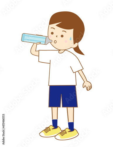 体操服姿で、水筒から水分補給をする女の子