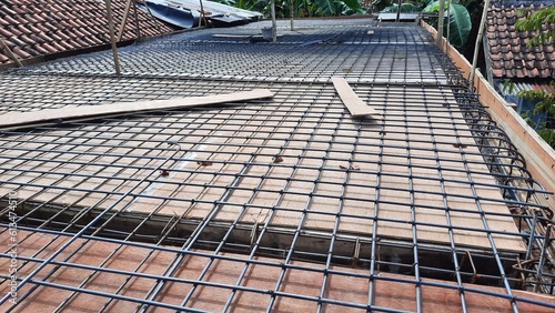 Tableau sur toile Steel rebar grid and wooden formwork prepared for concrete slab construction on a building site