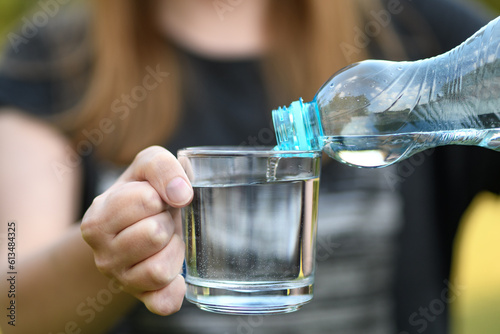 Woda mineralna wlewana do przezroczystej szklanki