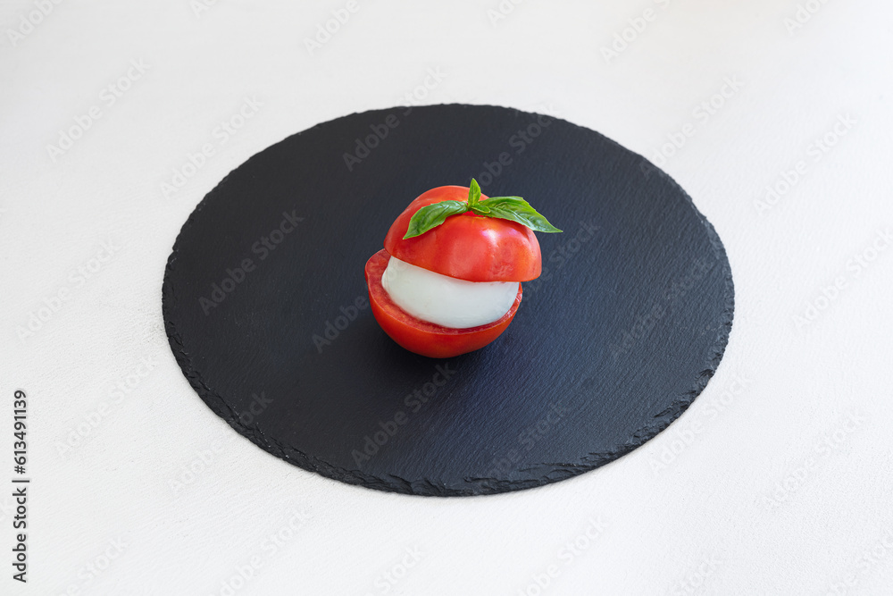 caprese, mozzarella, pomodoro, ed, erbe, aromatiche, origano, e, basilico, insalata, perfetta, gustare, estate, di, bufala, pomodori, cuore, bue, tricolore, bandiera, sicilia, sud, stile, italia, clas caprese, mozzarella, pomodoro, ed, erbe, aromatiche, origano, e, basilico, insalata, perfetta, gustare, estate, di, bufala, pomodori, cuore, bue, tricolore, bandiera, sicilia, sud, stile, italia, clas