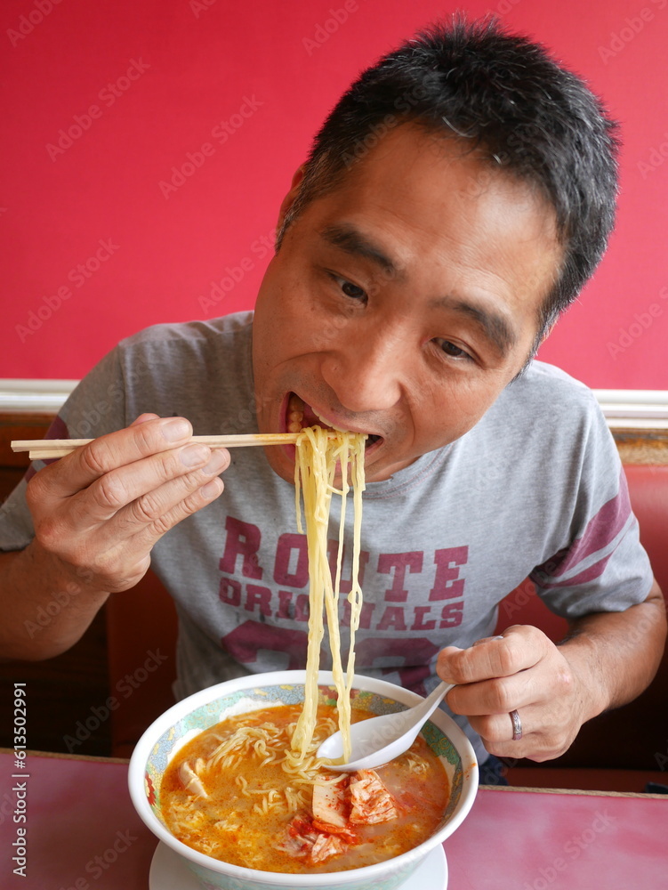ラーメンを食べる男性