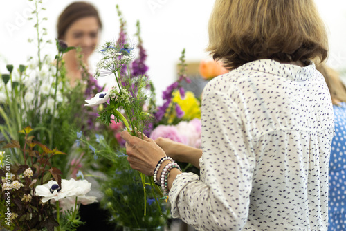 The process of creating a floral composition. Composition from kenzan. Floristic courses. Study of floristry. Rest and relaxation while creating bouquets from farm flowers.