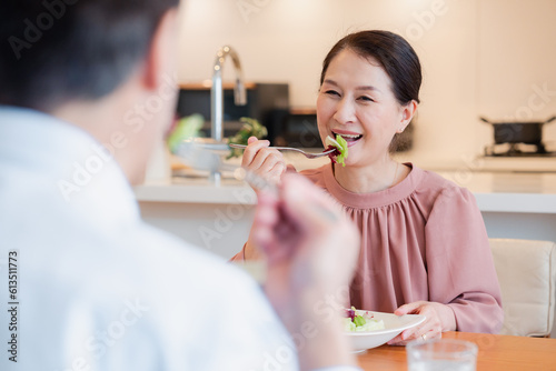 Plakat w ramie 夫婦で楽しくご飯を食べる高齢女性