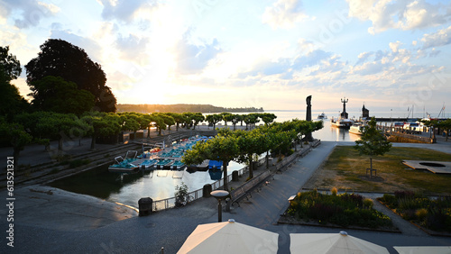 Zeitrafferaufnahme des Sonnenaufgangs vom Konzilbalkon w  hrend die Katamaran F  hre den Konstzanzer Hafen verl  sst. Bodensee  Konstanz  Baden-W  rttemberg  Deutschland  Europa.