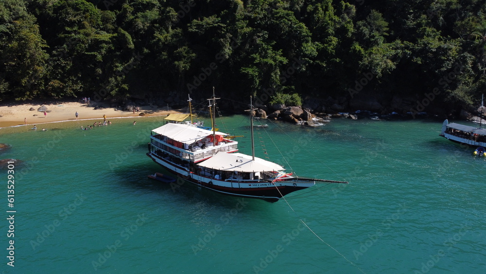 Fototapeta premium Escuna em ilha de Paraty - RJ