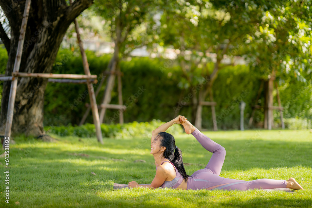 Obraz premium Asian woman wearing yoga clothes doing yoga at her village garden in the morning, happily, Sports healthy lifestyle concepts, Japanese concepts.