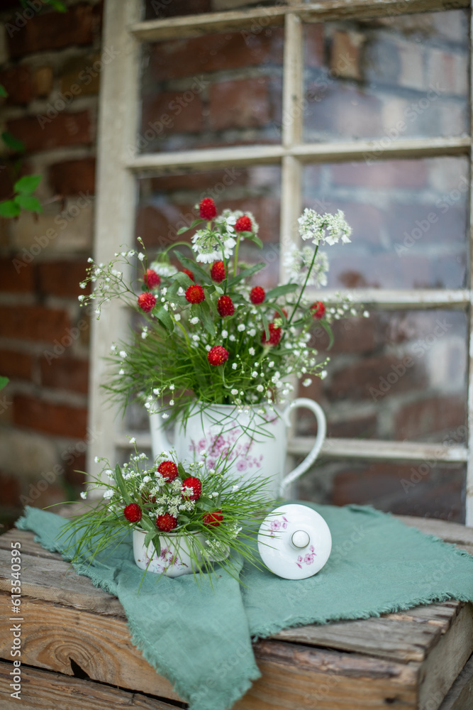 Naklejka premium Natürlicher Blumenstrauß in alter Kaffeekanne, rustikale Tischdekoration, frische Blumen, roter Kugelamaranth, Schleierkraut