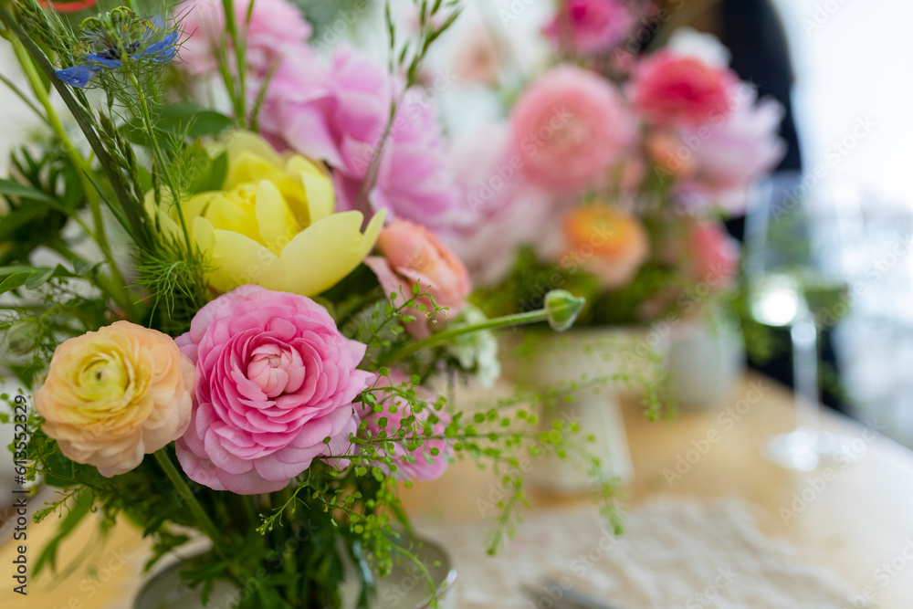 The process of creating a floral composition. Composition from kenzan. Floristic courses. Study of floristry. Rest and relaxation while creating bouquets from farm flowers.