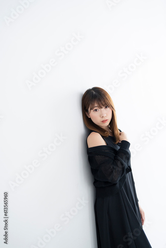 黒いワンピースの女性
