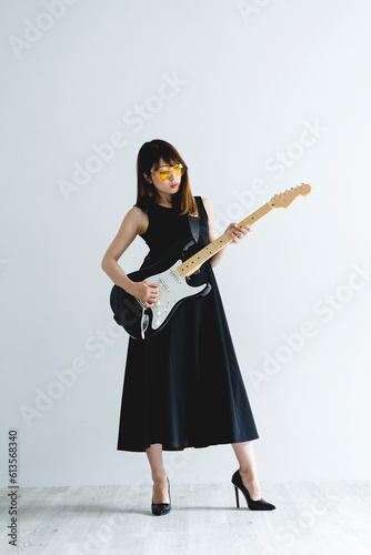 エレキギターを弾く女性