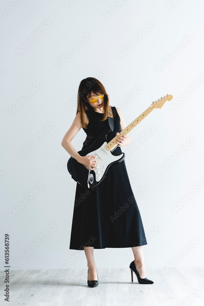 エレキギターを弾く女性 エレキギターを弾く女性