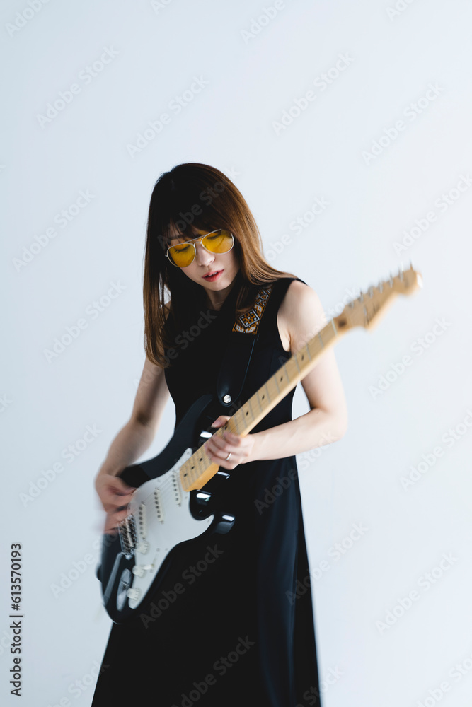 エレキギターを弾く女性 エレキギターを弾く女性