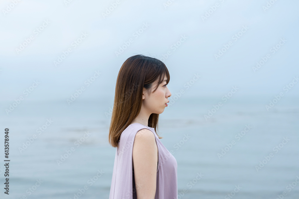 海にいる女性 海にいる女性