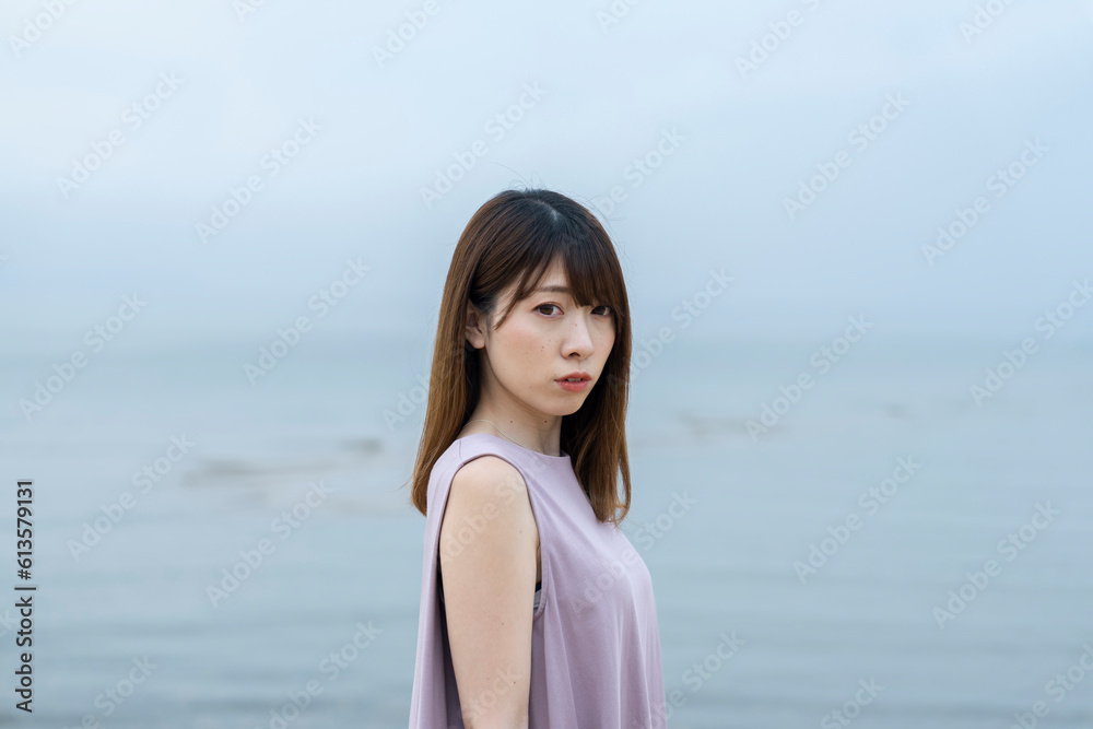 海にいる女性 海にいる女性