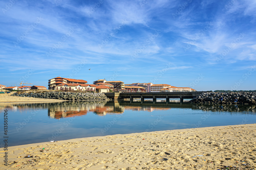 Obraz premium Vieux-Boucau is a village and tourist destination that develops around a sea lake, surrounded by dunes and beaches that form the typical landscape of the Landes region in France