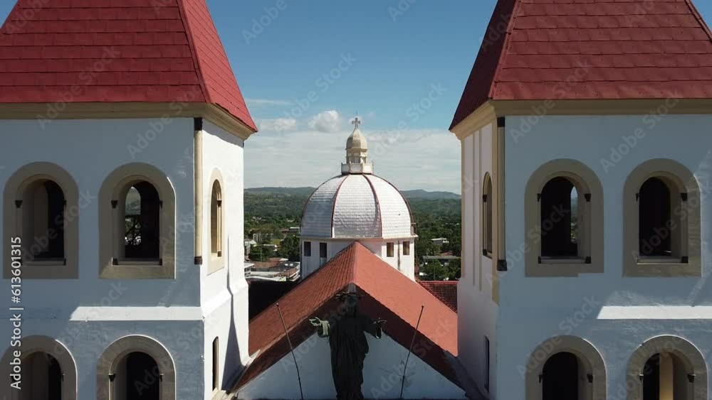 Catedral latinoamericana durante una tarde soleada tomada con un drone dron